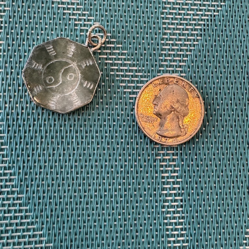 Vintage Green jade and silver Yin-Yang ba gua pendant/amulet - Picture 6 of 6